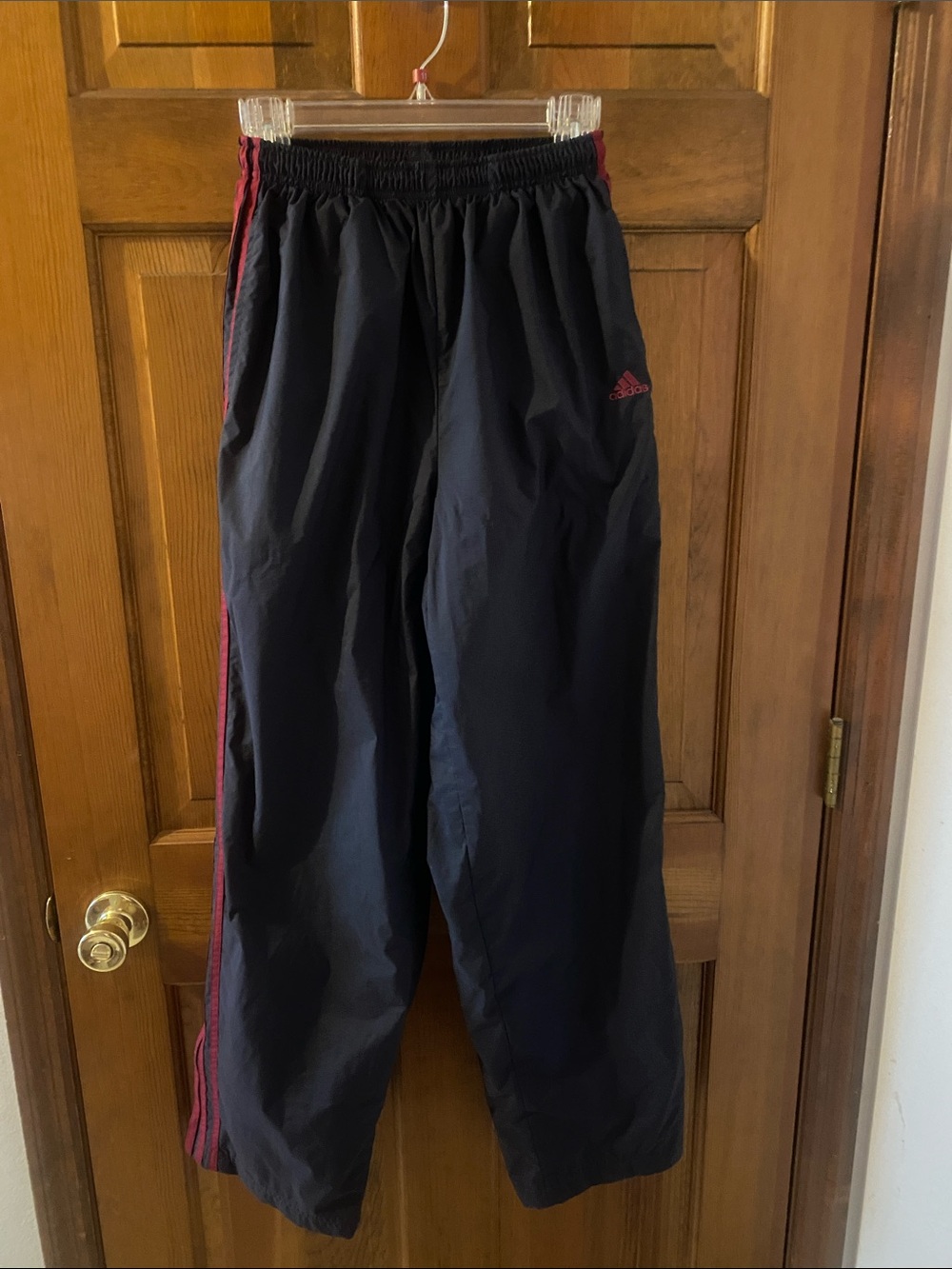 adidas Men’s size M Dark Grey fleece lined Sweatpants with maroon stripes